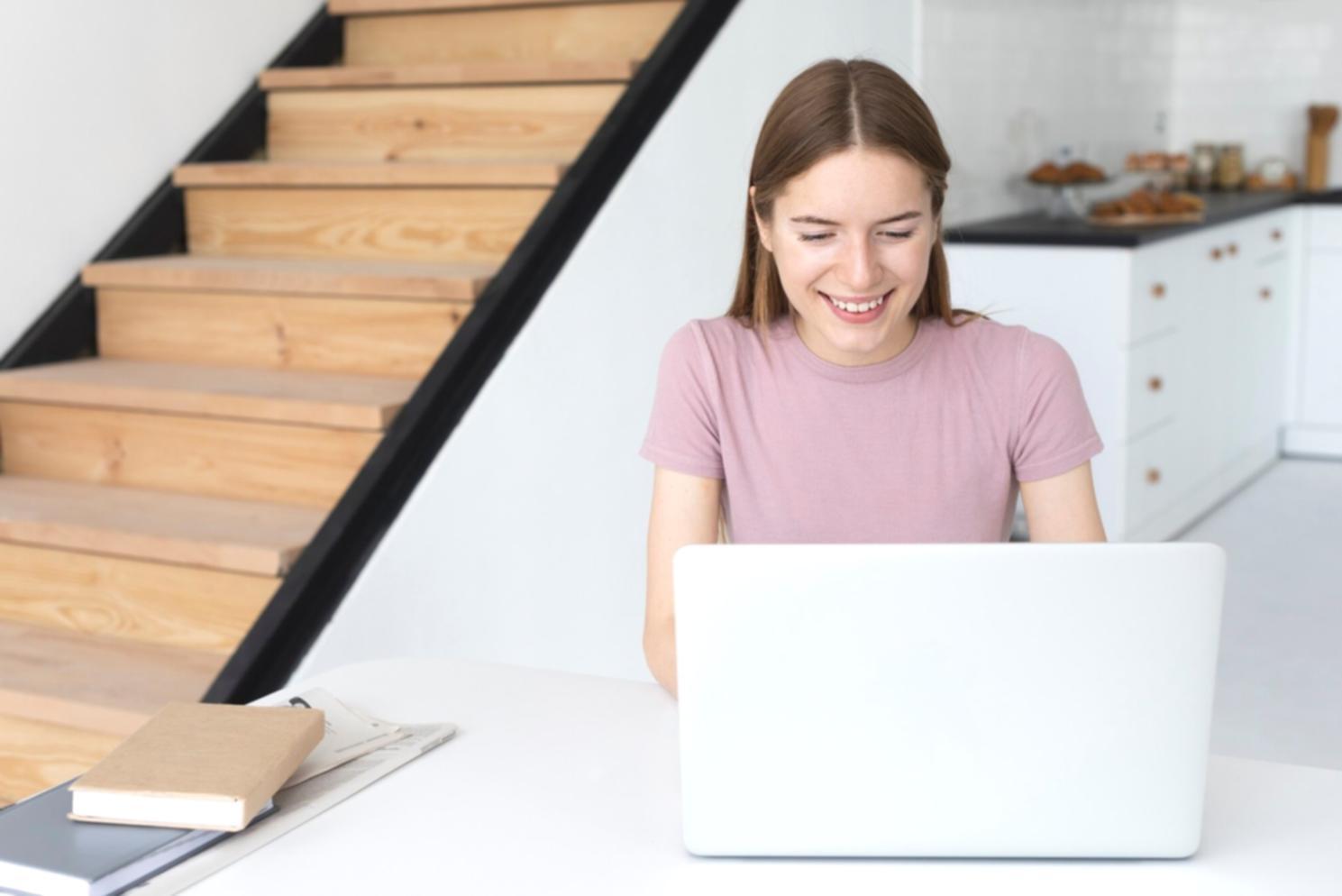 Büroumgebung mit modernen Arbeitsplätzen