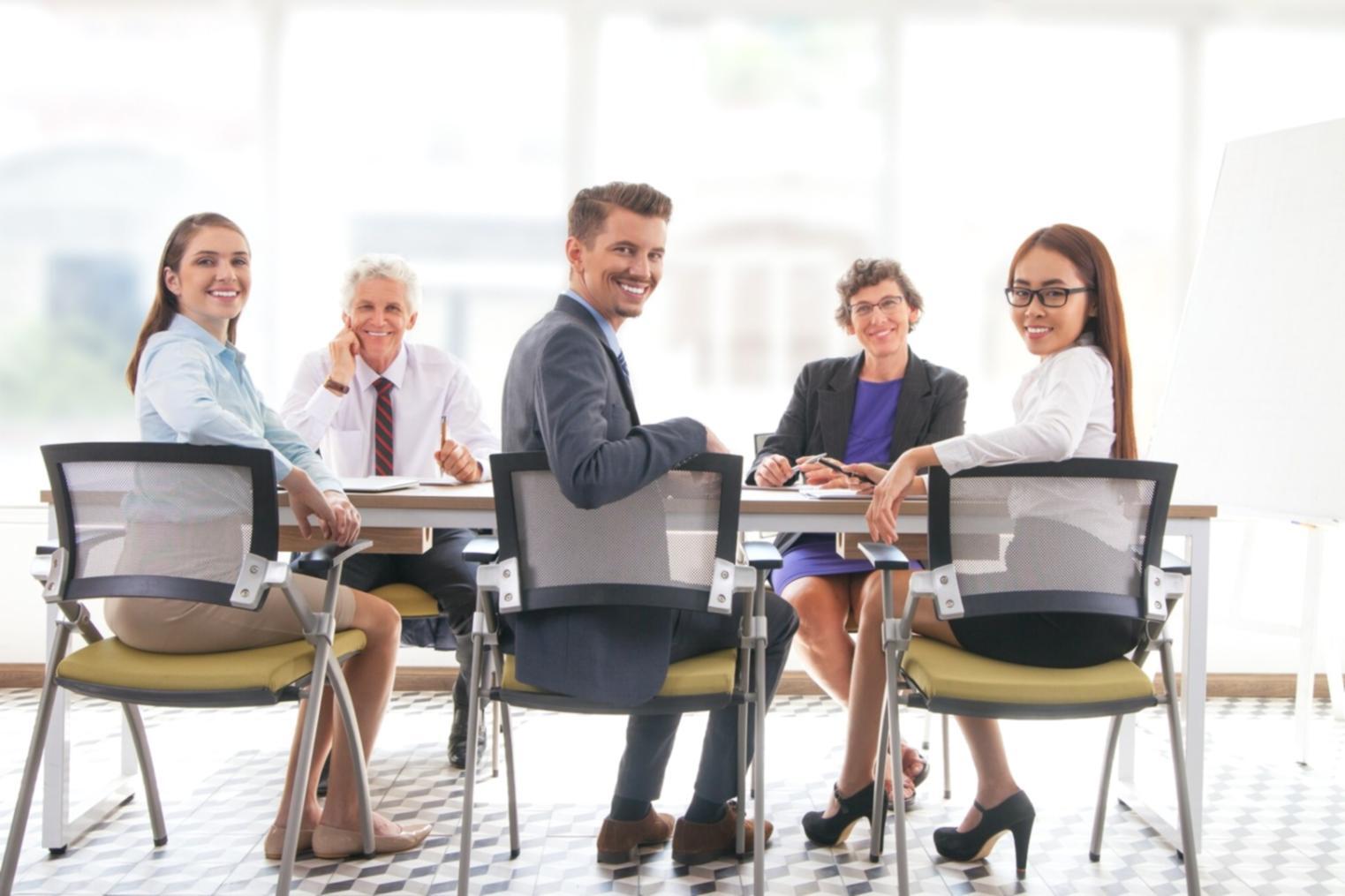 Beratungsgespräch zwischen zoraliquent-Experten und Unternehmenskunden