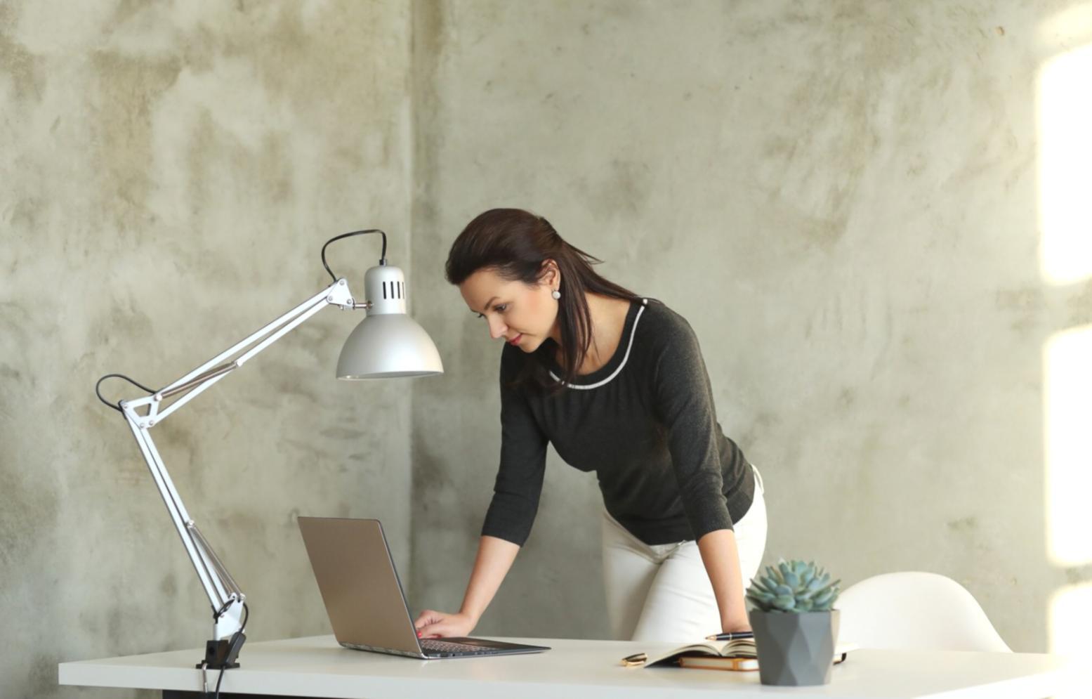 Detailaufnahme von Finanzberechnungen und Diagrammen